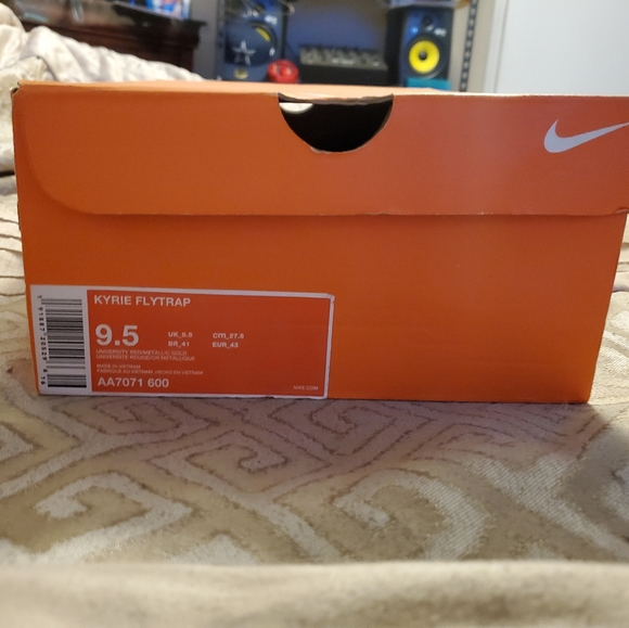 Kyrie Flytrap Shoes - Picture 3 of 7